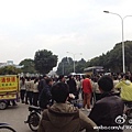 2月11日,福建省廈門市廈華電子廠數百工人堵路罷工,抗議公司遲遲不給員工做出賠償解決方案。