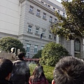 因工廠倒閉,2月14日,上海市奉賢區某電子廠工人到區政府討薪,遭到警察抓捕。(網絡圖片)