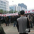 因廠方未按照約定支付薪酬,數百名寒假打工的大學生在惠州比亞迪電子有限公司門口集體抗議。(網絡圖片)
