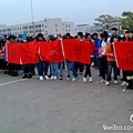因廠方未按照約定支付薪酬,數百名寒假打工的大學生在惠州比亞迪電子有限公司門口集體抗議。(網絡圖片)