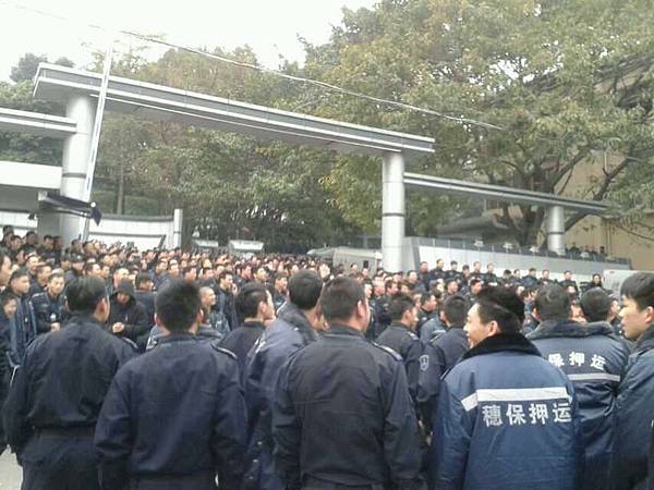 2月11日，廣州上千押鈔員因薪酬和公司槍支管理問題罷工，導致多家銀行無錢可取。（網絡圖片）