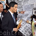 近期梁振英及一班高官高調批評網民針對自由行的大陸遊客行為,甚至表明要依法處理。社會上普遍不認同粗暴的行為,不過事件令人聯想起過去一年多來,有中共江澤民集團及地下黨梁振英撐腰的「愛字頭」組織,專門針對香港法輪功學員及民主派團體,以誣衊的言辭辱罵,甚至暴力相向,但是警方一直都不執法,還以「各自有表達自由」為藉口縱容侵擾行為。