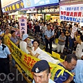 近期梁振英及一班高官高調批評網民針對自由行的大陸遊客行為,甚至表明要依法處理。社會上普遍不認同粗暴的行為,不過事件令人聯想起過去一年多來,有中共江澤民集團及地下黨梁振英撐腰的「愛字頭」組織,專門針對香港法輪功學員及民主派團體,以誣衊的言辭辱罵,甚至暴力相向,但是警方一直都不執法,還以「各自有表達自由」為藉口縱容侵擾行為。