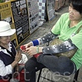自2012年6月以來,中共江澤民集團及地下黨梁振英撐腰的「香港青年關愛協會」(青關會)侵擾多個法輪功真相點,使出多種粗暴流氓招術,包括聚眾圍堵、人身侮辱、高聲叫囂挑釁、噪音滋擾、暴力襲擊等等,雖經法輪功學員多次報案投訴,警方仍然沒有依法制止惡行。輿論認為,這是選擇性執法的典型事例。(大紀元)