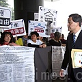 十多名香港電台節目製作人員工會成員到特首辦,抗議梁振英陰乾港台,強調要捍衛新聞自由。(潘在殊/大紀元)