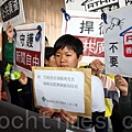 十多名香港電台節目製作人員工會成員到特首辦,抗議梁振英陰乾港台,強調要捍衛新聞自由。(潘在殊/大紀元)