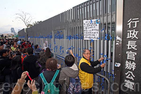 香港記者協會2月23日發起「反滅聲」大遊行和集會，記協宣布有超過6000人參加(最後更正10000人)，其中大紀元時報的遊行隊伍最受矚目，深受市民歡迎，香港大紀元發言人指大紀元是最受中共打壓的傳媒，呼籲港人守護大紀元。（潘在殊／大紀元）