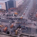 圖:2月16日下午,北京朝陽區甜水園街與水碓子中街交叉處地面突然塌陷,出現一個直徑6米天坑,該事故再次將 地下滲漏的話題引到公眾視線。 (網絡截圖)
