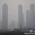 北京市2月20日發佈2014年首個空氣重污染黃色預警,21日因污染加重,預警升級為橙色。圖為北京2月21日的街景。(網絡圖片)