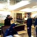 浙江杭州天鴻香榭里售樓處遭業主怒砸,因為該樓盤突然降價,每平方米售價由原來的17,200元,降至13,800元,事件令一眾已買了該樓盤的業主成為「負資產」。(網絡圖片)