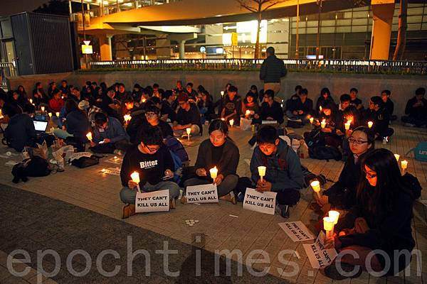 一批港大學生也在晚上七點於政府總部發起燭光集會，以靜坐等方式聲援劉進圖。他們都呼籲市民參加週日的反暴  力遊行。（潘在殊／大紀元）