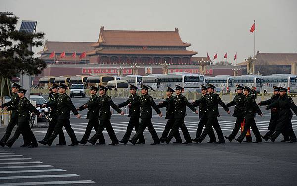 3月7日，中共兩會的第5天，「3•01」昆明血案遇難者的頭七，江澤民集團兩會前製造香港和昆明2起流血事件，震驚國際，觸發中共高層的撕裂升級，中南海再生驚變。國務院總理李克強在人大會議開幕式上嚴厲譴責製造昆明虐殺的暴恐份子，卻隻字未提「疆獨」，釋放高層重大變故信號。(Photo credit should read MARK RALSTON/AFP/Getty Images)