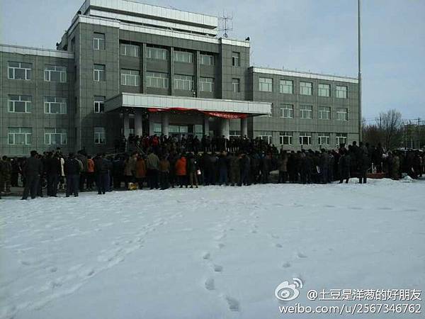 連續二天，新疆塔城市農九師164團上千職工圍堵團機關大樓抗議示威。（網絡圖片）