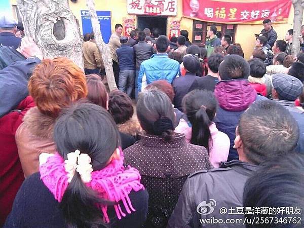 連續二天，新疆塔城市農九師164團上千職工圍堵團機關大樓抗議示威。（網絡圖片）