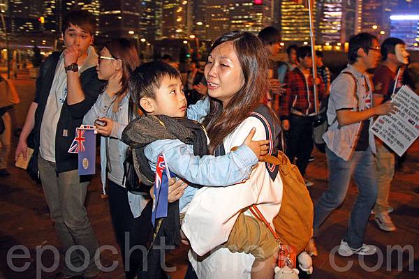 前港督彭定康重臨香港，3月20日下午到中環海博物館出席展覽開幕禮，不少市民到場歡迎。（潘在殊／大紀元）