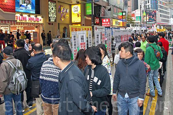 青關會星期日（3月16日）侵擾香港銅鑼灣法輪功真相點，青關會副會長林國安被大批香港正義民眾包圍，斥責他是中共  走狗，最終收隊撤退。（潘在殊／大紀元）