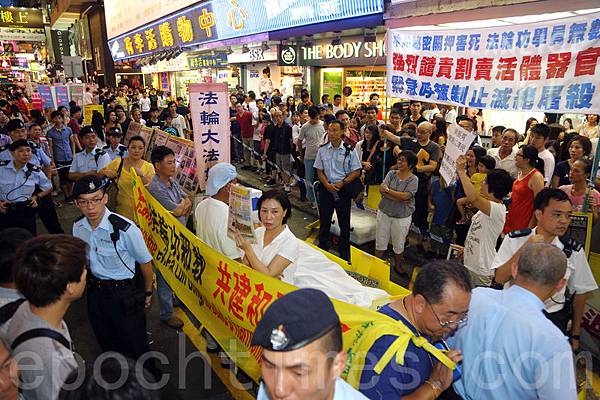 自2012年6月以來，中共江澤民集團及地下黨特首梁振英撐腰的「香港青年關愛協會」（青關會）侵擾多個法輪功真相點  。（大紀元）