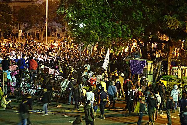 大批反服貿學生與民眾23日晚間闖入行政院，警方緊急加強戒備，政院外圍也愈來愈多民眾聚集。(中央社)