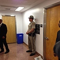 警方搜查余胤良在加州首府沙加緬度的辦公室。(大紀元)