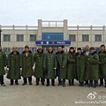  中國四位人權律師遭綁架案持續發酵，民間「失蹤公民營救團」陸續前往當地聲援，冒著寒冷天氣，在戶外徹夜守候被關押的 律師，場面感人。（網絡圖片）