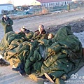 中國四位人權律師遭綁架案持續發酵，民間「失蹤公民營救團」陸續前往當地聲援，冒著寒冷天氣，在戶外徹夜守候被關押的  律師，場面感人。（網絡圖片）