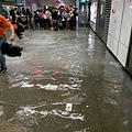 讀者提供:九龍塘地鐵站水淹。
