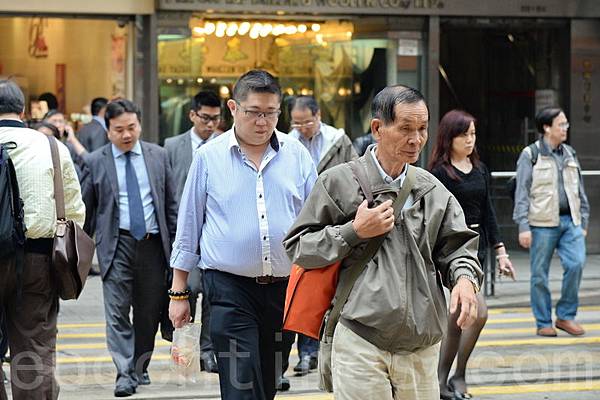 香港人居住生活空間小和工作壓力大，有不少人脫髮嚴重，已成社會現象。（宋祥龍／大紀元）