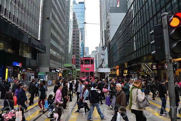 從1997年主權回歸之後，香港的街頭依舊熙攘，可經濟進入慢車道也是一個不爭的事實，這在世界銀行的人均GDP統計數字上表現得最為明顯。（宋祥龍／大紀元）