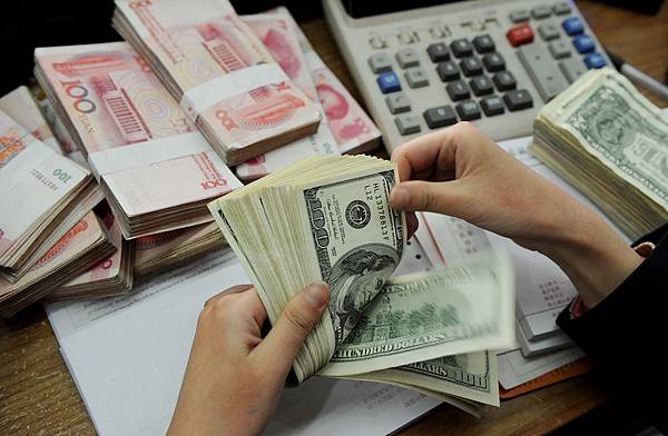 中國外匯交易中心的數據顯示，4月4日人民幣對美元匯率中間價報6.1557，較前一交易日繼續下跌37個基點。專家表示，中國經濟在全面地惡化。