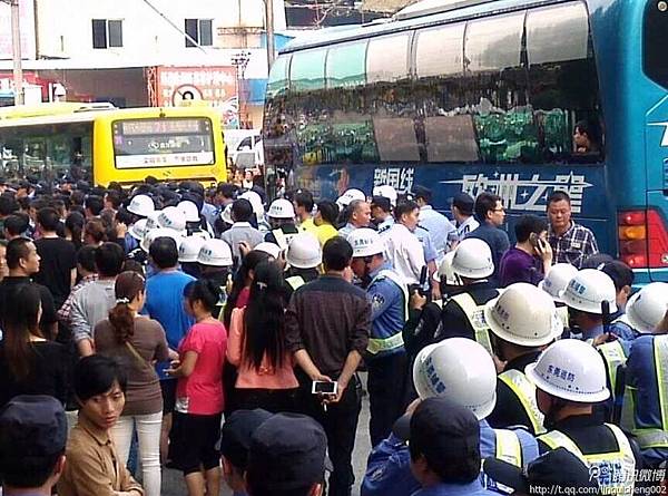 日前，因勞資糾紛，東莞裕元鞋廠數千工人堵塞高埗大橋，當局出動數百警察驅散，雙方一度發生肢體衝突。（網絡圖片）