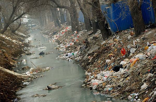 中國大陸環境污染遍地。(Mark RALSTON/AFP)