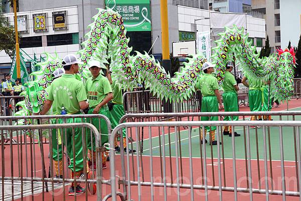 中共江派黑幫組織青關會近日突然用龍獅團侵擾法輪功。（潘在殊／大紀元）