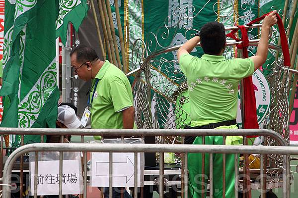 中共江派黑幫組織青關會近日突然用龍獅團侵擾法輪功，低頭者為青關會頭目林國安。（潘在殊／大紀元）