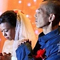 她，37歲，癌症，他，42歲，為籌錢給她治病，盜竊一輛電動而入獄，刑期4年。2010年11月12日，他兩人在監獄裡舉行了簡單  的婚禮，這場童話般的婚禮，卻讓在場的數百位嘉賓潸然淚下。偷輛電動車刑期4年，李剛兒子撞死人才3年。在中國一條人命  還不如架電動單車。（網絡圖片）