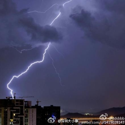 自5月15日以來，廣東遭受持續大範圍暴雨襲擊，已造成2人死亡，1人失蹤，1人重傷，9萬多畝農作物受災，10萬多人受災。圖  為深圳暴雨。（網絡圖片）