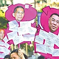 ■市民舉起貼有崔世安頭像的豬形紙牌遊行。