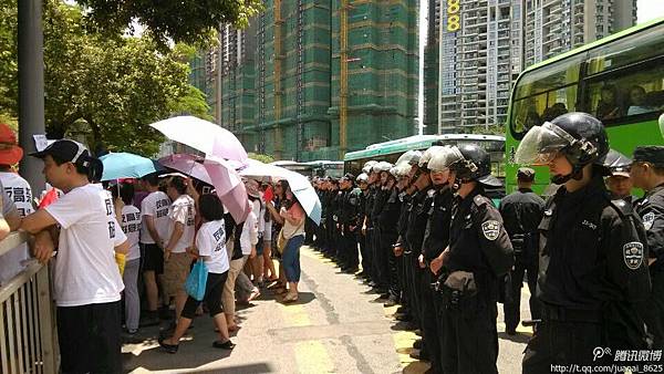 5月25日，廣東深圳上千居民準備遊行到羅湖區委請願，抗議深圳8號線採用磁懸浮高架地鐵方案危害居民健康。當局派警察  阻撓。（網絡圖片）