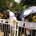 5月25日，廣東深圳上千居民準備遊行到羅湖區委請願，抗議深圳8號線採用磁懸浮高架地鐵方案危害居民健康。當局派警察  阻撓。（網絡圖片）