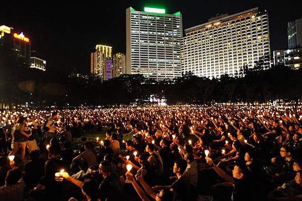 香港支聯會6月4日晚在維多利亞公園舉行六四燭光集會，大會宣布超過18萬人參加，是歷年來最多，支聯會呼籲民眾一起攜  手平反六四，結束中共一黨專政。（潘在殊／大紀元）