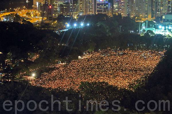 香港支聯會6月4日晚在維多利亞公園舉行六四燭光集會，大會宣布超過18萬人參加，是歷年來最多，支聯會呼籲民眾一起攜  手平反六四，結束中共一黨專政。（潘在殊／大紀元）