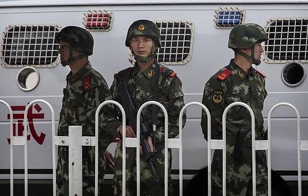 2014年6月4日，北京天安門廣場如臨大敵，戒備森嚴，處於半封閉狀態，到處都是荷槍實彈的武警及便衣警察。(Kevin   Frayer/Getty Images) 