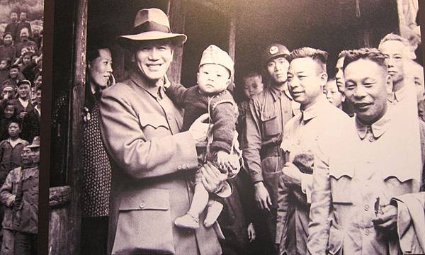 1954年5月8日中華民國前總統蔣中正與蔣經國巡視大陳島。（鍾元翻攝/大紀元）