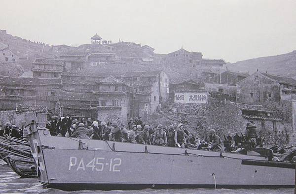 1955年2月8日，登陸小艇靠岸。（鍾元翻攝/大紀元）