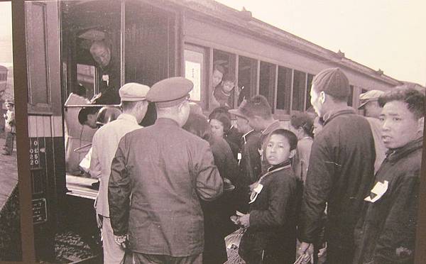 1955年2月13日，大陳義胞們正排隊上車。（鍾元翻攝/大紀元）