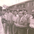 1977年6月18日，行政院長蔣經國巡視新竹市大陳新村，與大陳義胞周妙友、羅三妹等，以家鄉話閒話家常。（鍾元翻攝/大紀元）