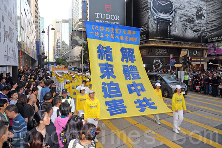 隨著中共這些年來罪惡大規模的曝光，大陸民眾對中共邪靈越來越認識清楚。7月1日，網上人們對《共產黨宣言》原文剖析，找到中共罪惡根源，揭開中共畫皮。近日中共拋出香港白皮書激怒了港人，導致香港局勢進一步激化，外界認為將有更多港人參加香港7.1抗共大遊行。今年7.1更受外界關注。