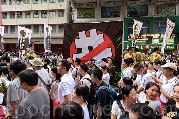 香港七一大遊行主辦方民間人權陣線今天發起「7.1」遊行，參加人數眾多；遊行人士提出普選訴求，又表示「無懼中共威嚇」。民陣估計今年遊行人數超過50萬。（宋祥龍／大紀元）