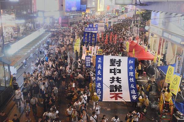 2014年7月1日，香港市民無懼恐嚇，紛紛走上街頭，用和平有秩序的方式，抗議中共亂港破壞一國兩制，要求特首梁振英下台。（宋碧龍／大紀元）