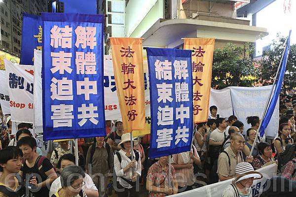 2014年7月1日，香港市民無懼恐嚇，紛紛走上街頭，用和平有秩序的方式，抗議中共亂港破壞一國兩制，要求特首梁振英下台。圖為香港記者協會首次擺放街站爭取新聞自由。（余鋼/大紀元）