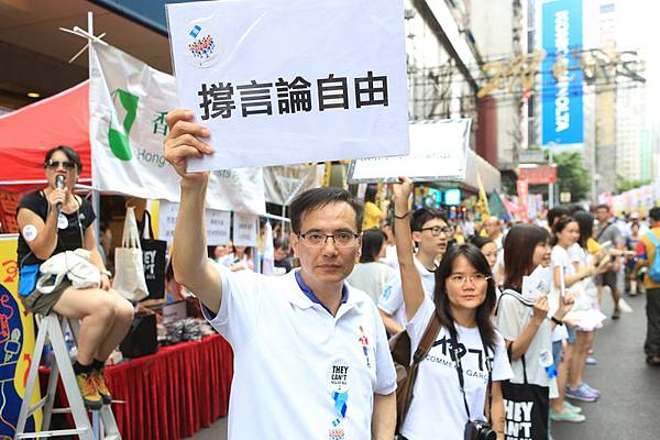 2014年7月1日，香港市民無懼恐嚇，紛紛走上街頭，用和平有秩序的方式，抗議中共亂港破壞一國兩制，要求特首梁振英下台。圖為香港記者協會首次擺放街站爭取新聞自由。（余鋼/大紀元）